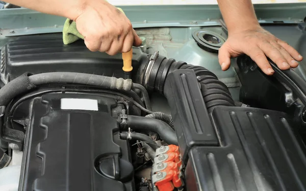 Mecánico de automóviles reparación de coches, primer plano — Foto de Stock