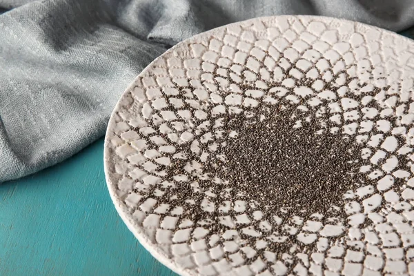 Тарілка з насінням чіа на столі — стокове фото