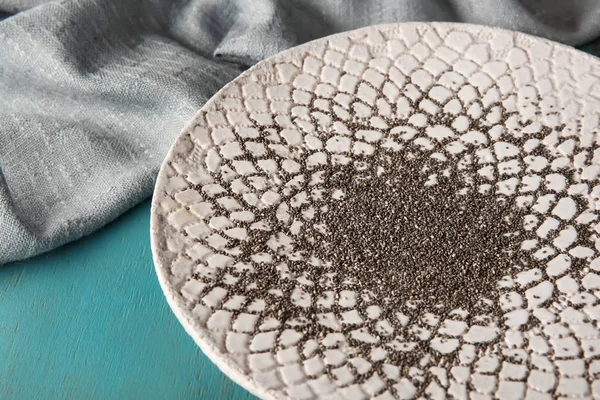 Placa com sementes de chia na mesa — Fotografia de Stock