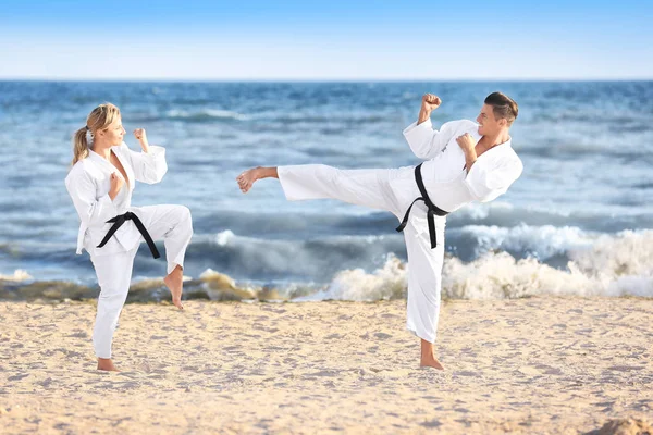 Man and woman practicing karate — Stock Photo, Image