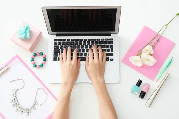 Mains de blogueur beauté avec ordinateur portable et différentes choses sur la table — Photo