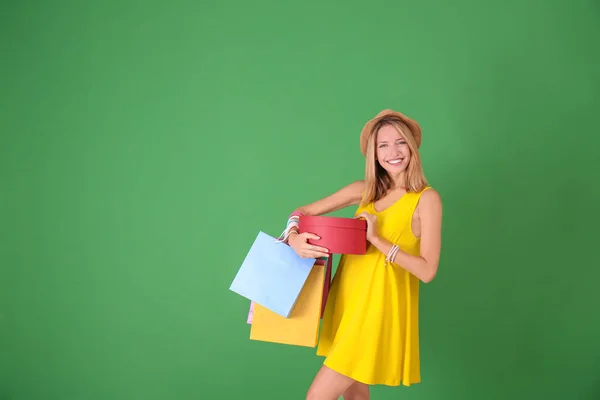 Bella donna con sacchetti di carta — Foto Stock