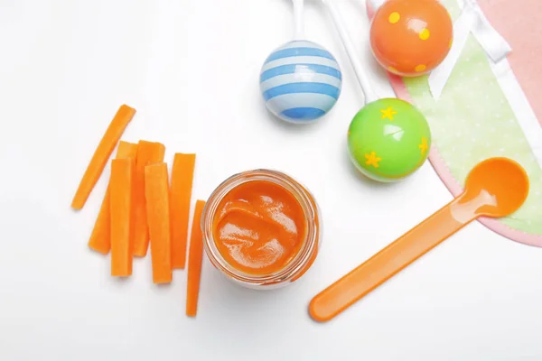 Composición con sabrosa comida para bebés en frasco sobre fondo blanco —  Fotos de Stock