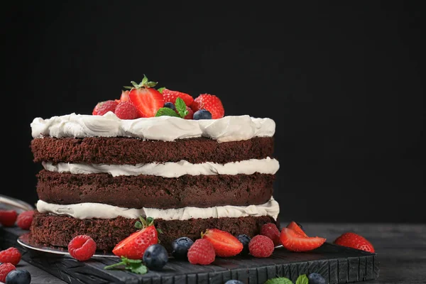 Delicioso pastel de chocolate con bayas — Foto de Stock