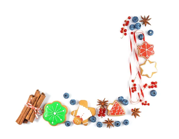 Cornice fatta di gustosi biscotti di Natale su sfondo bianco — Foto Stock