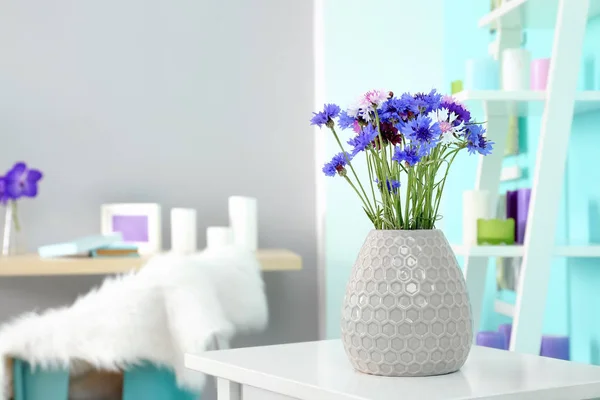 Fliederfarbener Akzent im modernen Interieur. Vase mit schönen Kornblumen auf dem Tisch im Wohnzimmer — Stockfoto