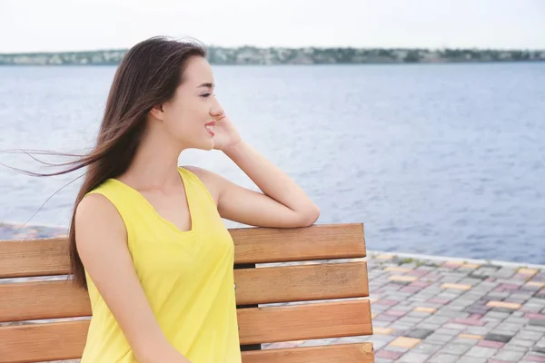 Młoda kobieta piękny relaks na ławce w pobliżu rzeki — Zdjęcie stockowe