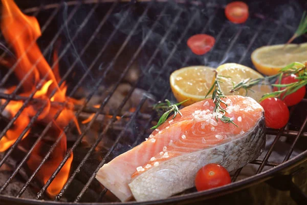 Zalm steak met citroen en rozemarijn Rechtenvrije Stockfoto's