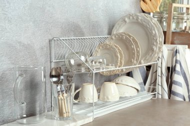 Farklı yemek takımı ve çatal bıçak takımı masada