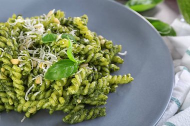fesleğen pesto soslu makarna  