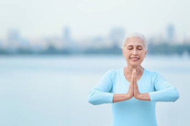 Açık havada egzersiz kadın kıdemli