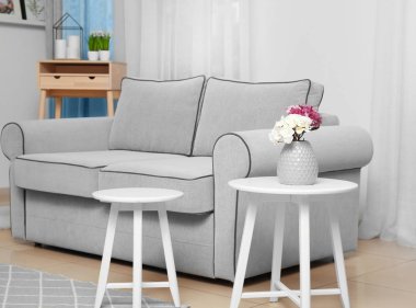 Oturma odasında rahat kanepe