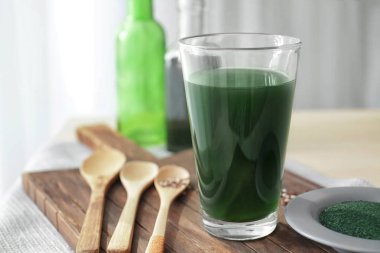 Cam ahşap tahta üzerinde spirulina içkiyle