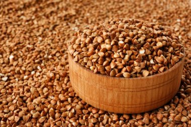 Ham buğday ve ahşap kase 