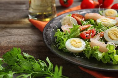 Lezzetli taze karides salatası 