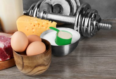 Protein içeceği, toz ve masasına yemek kompozisyonu