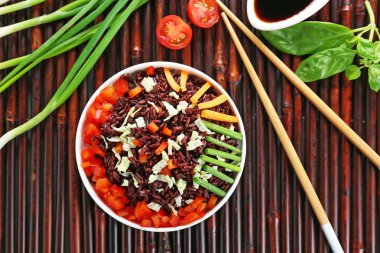 Plaka ile kırmızı pirinç ve sebze ahşap tablo