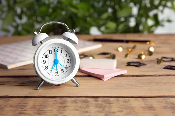 Time management concept. Samenstelling met wekker op houten tafel — Stockfoto