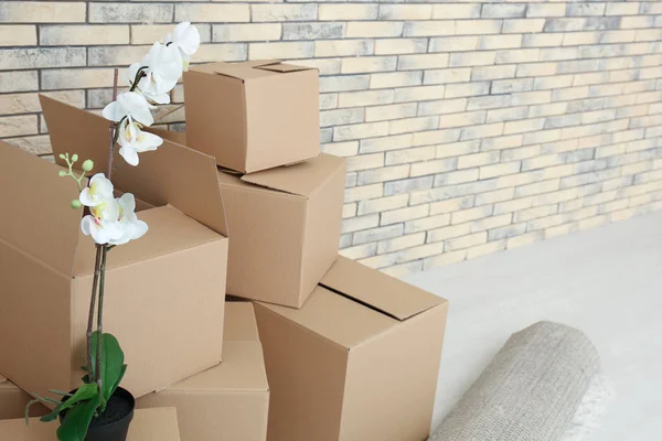 Pindahkan konsep rumah. Kotak karton di dekat dinding bata — Stok Foto