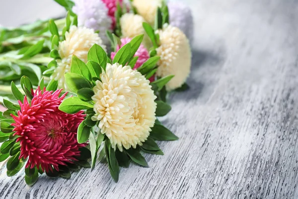 Ahşap masa, closeup kasımpatı çiçekleri buketi — Stok fotoğraf