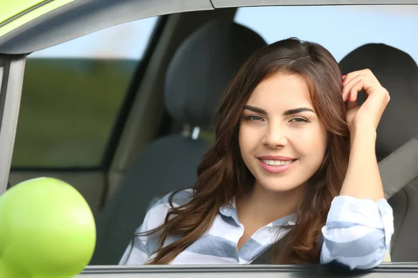 Jonge vrouw in auto — Stockfoto