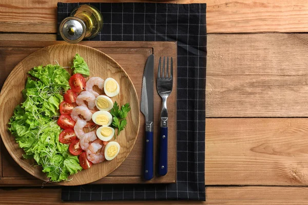 Fresh tasty shrimp salad — Stock Photo, Image