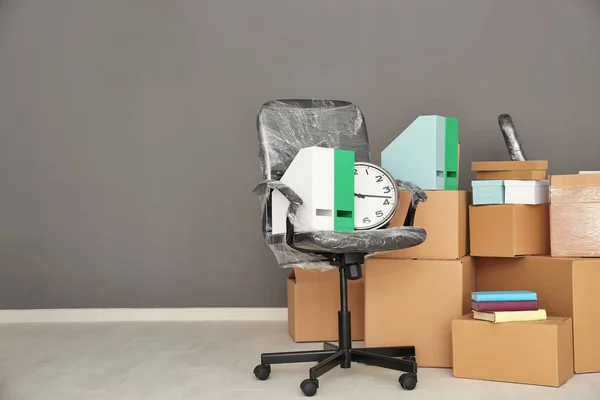 Konsep perpindahan kantor. Karton kotak dan kursi di lantai di ruang kosong — Stok Foto