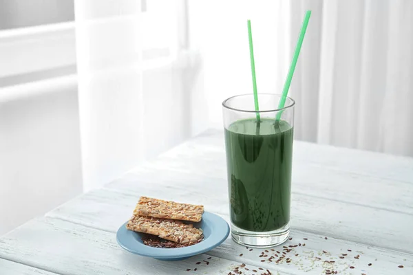 Copa con espirulina bebida en la mesa en el interior — Foto de Stock