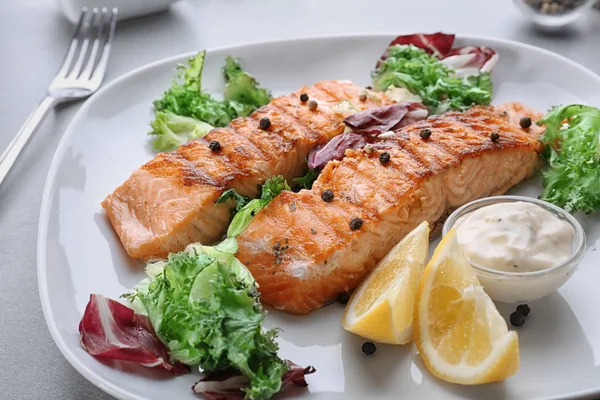 Deliciosas rebanadas de salmón en plato — Foto de Stock