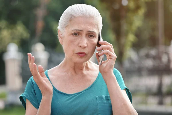 Mulher sênior com telefone celular — Fotografia de Stock