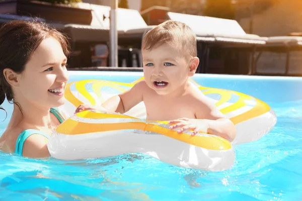 Barn simning lektionen. Söt liten pojke att lära sig simma med mamma i poolen — Stockfoto