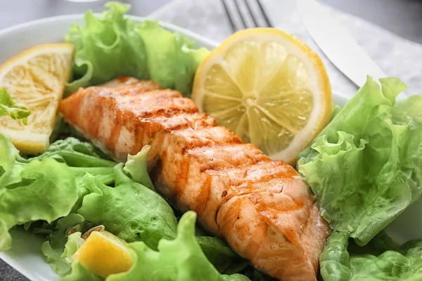 Rebanada de delicioso salmón — Foto de Stock