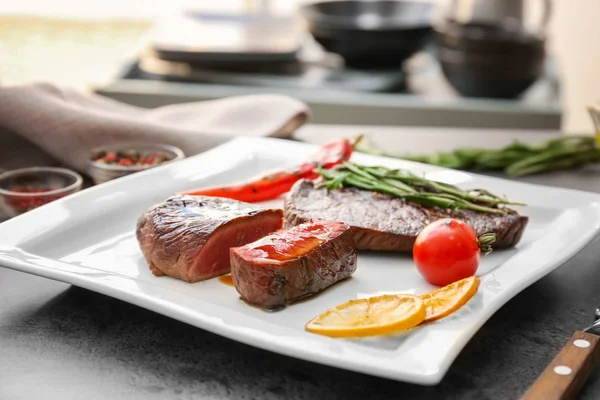 Leckere Steaks vom Grill — Stockfoto