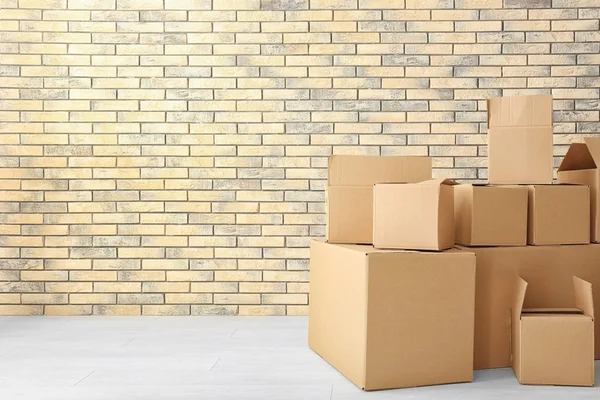 Move house Konzept. Kartons auf dem Boden im leeren Raum — Stockfoto