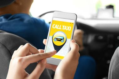 Takside cep telefonu kullanan genç kadın