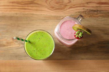 Kavanoz ve cam ile lezzetli smoothie 