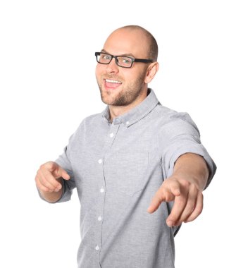 Beyaz arka plandaki genç adam.