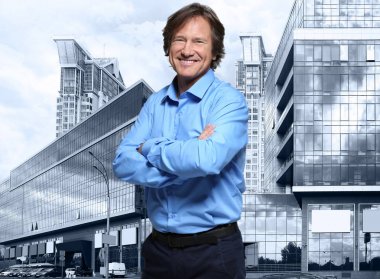 Sigorta broker ve arka plan üzerinde cityscape