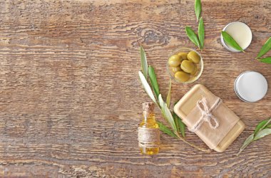Kavanoz krem ve sabun ile ahşap zemin üzerine zeytin özü ile