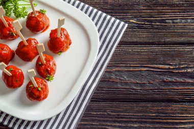 Masada lezzetli köfte ile plaka