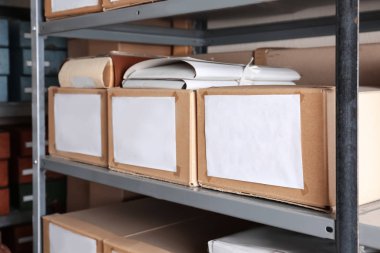 Belgelerle karton kutular 