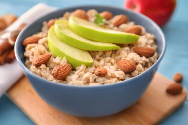 Apple ve badem tablo ile Besleyici yulaf ezmesi