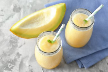 Kavanoz kavun yüzlü tablo ile