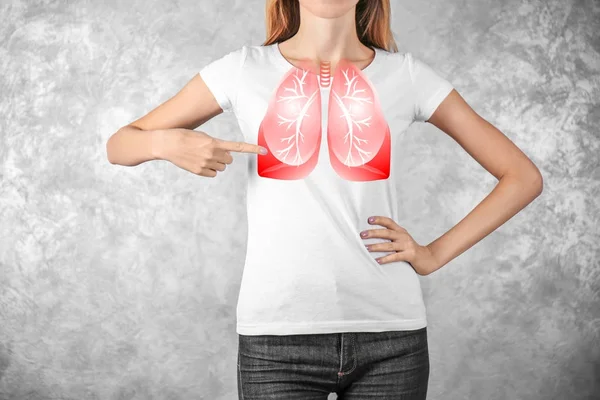 Mujer joven con ilustración de pulmones sobre fondo grunge. Concepto de cáncer —  Fotos de Stock