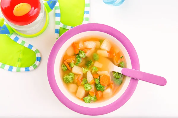 Тарілка смачного дитячого супу на столі — стокове фото