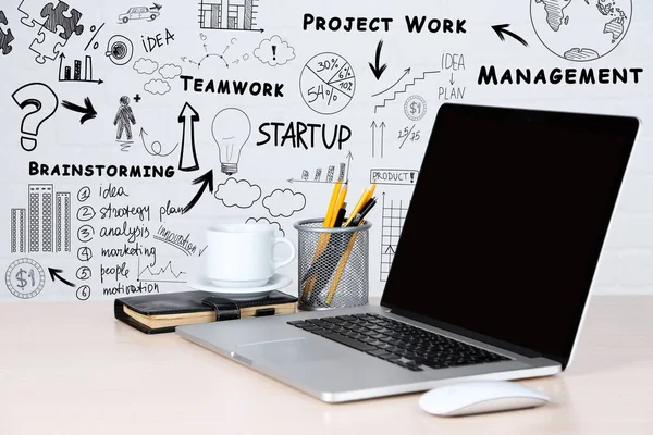 Moderne laptop en schets van businessplan op achtergrond — Stockfoto