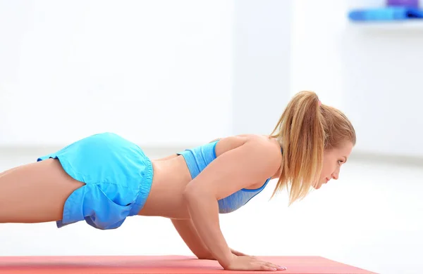 Entrenamiento de mujer en gimnasio — Foto de Stock