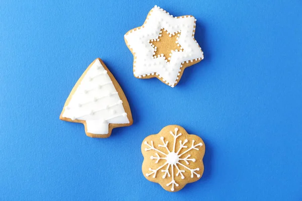 Tasty Christmas cookies on color background — Stock Photo, Image