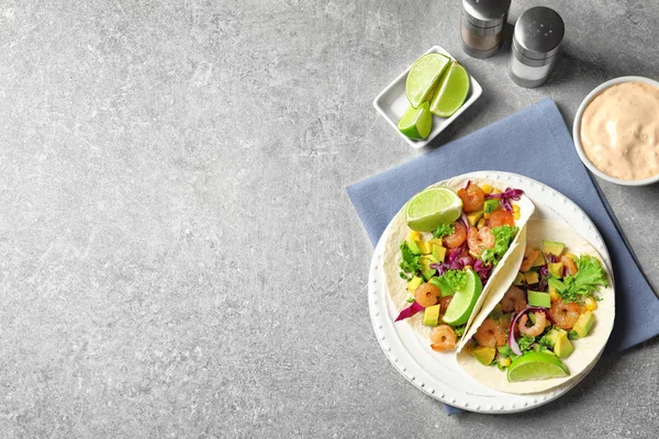 Composición con plato de deliciosos tacos de camarones en la mesa —  Fotos de Stock