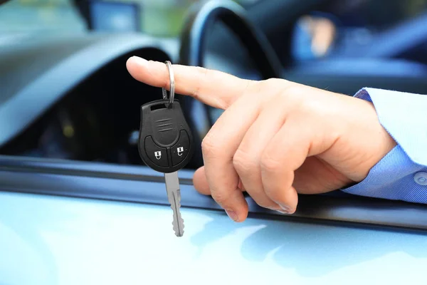 Man with key in car — Stock Photo, Image
